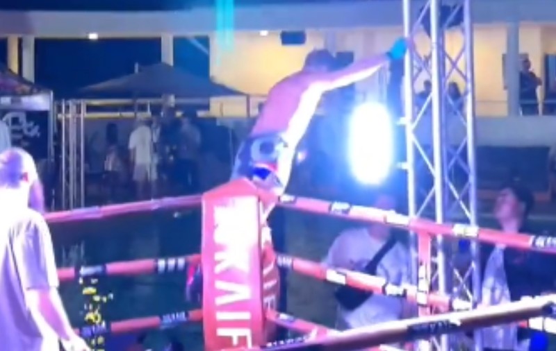 Momentul în care un boxer se electrocutează și leșină la un show cu luptători sub influența canabisului din Thailanda I VIDEO  