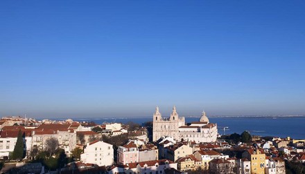 Vedere spre răul Tejo din unul din numeroasele miradouro din Bairro Alto