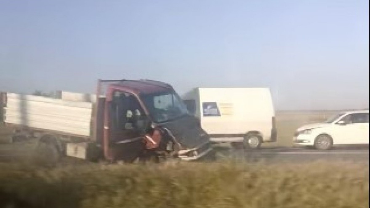 mai multe mașini blochează traficul pe un drum național