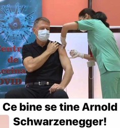 „Klaus Iohannis a făcut un upgrade şi din profesor de fizică a devenit profesor de educaţie fizică“, scrie un internaut