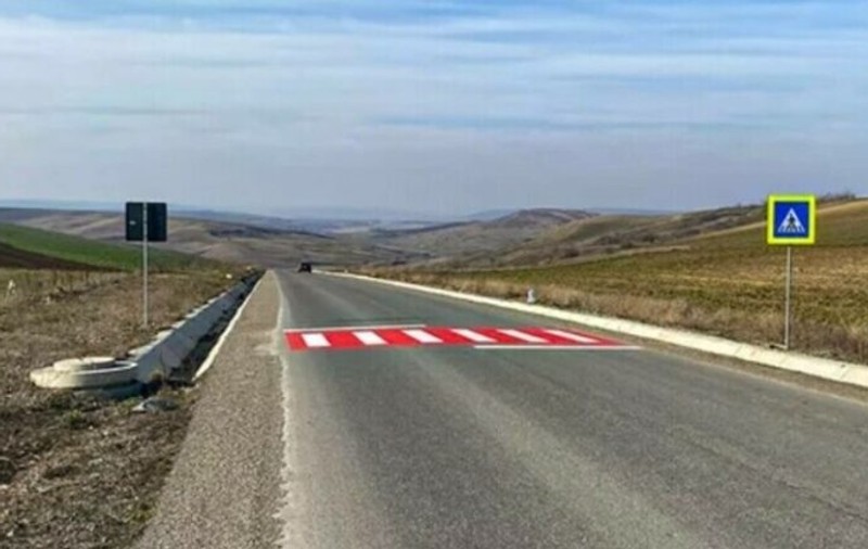 O trecere de pietoni a fost amenajată în mijlocul unui câmp, în județul Iași. Cum explică primarul