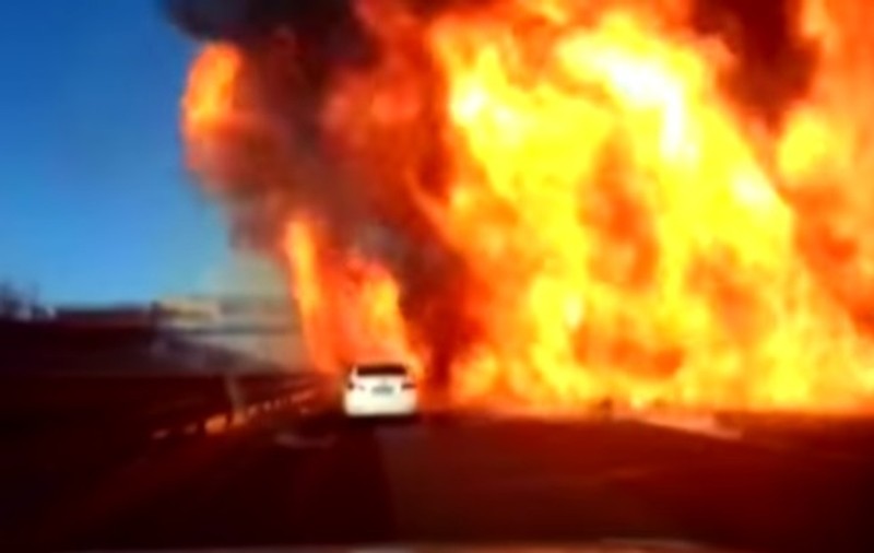 VIDEO / Incendiu de amploare pe o autostradă din China, după ce o cisternă cu GPL a explodat