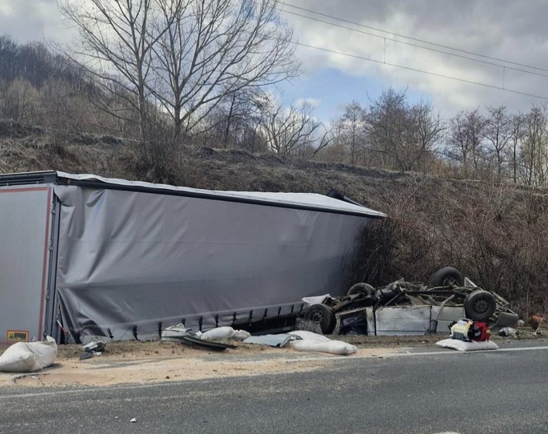 Un microbuz a fost zdrobit de un TIR, într-un accident grav pe DN6, la Domașnea: trei morți și un rănit