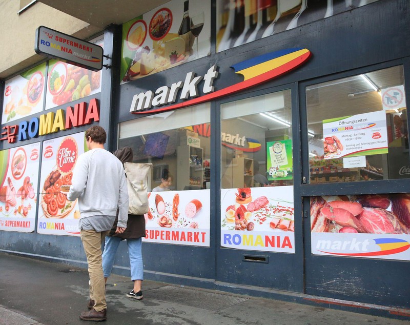 Cât costă kilogramul de urechi de porc și pateul de ficat în magazinul din Austria al unui comerciant român