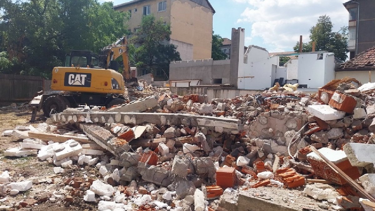 Un excavator demolează o casă din Oradea - August 2025