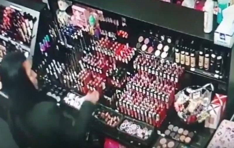 VIDEO | Jaf în 12 secunde, într-un magazin din Baia Mare: ”Hoața nu purta nici măcar mască. A fost prinsă”