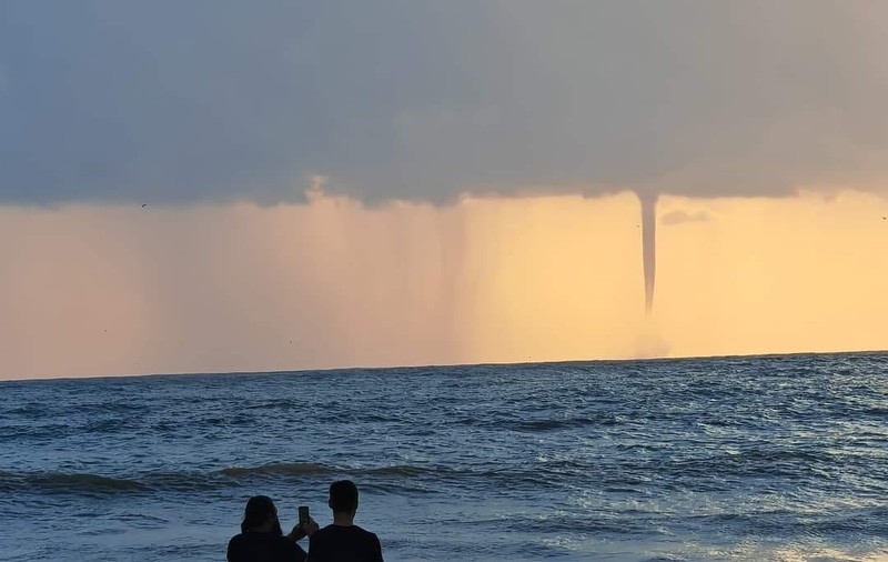 O trombă marină, cu aspect de tornadă, surprinsă de turişti în largul stațiunii Vama Veche. VIDEO