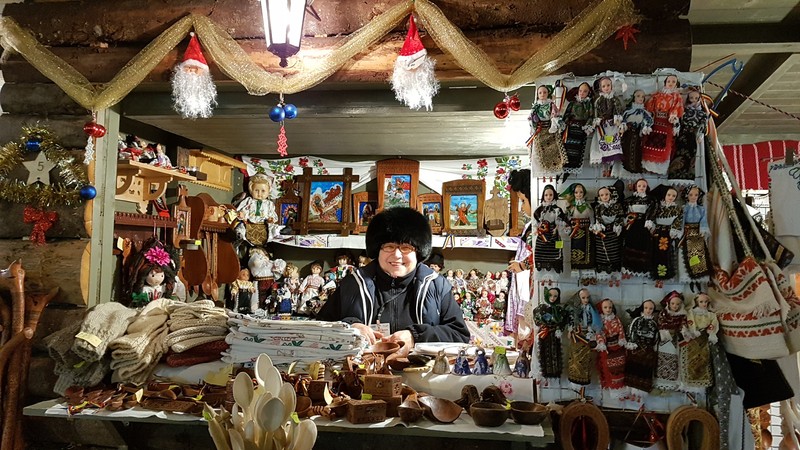 Standul Elenei Andreescu este ”tapetat” cu păpuși îmbrăcate în port popular