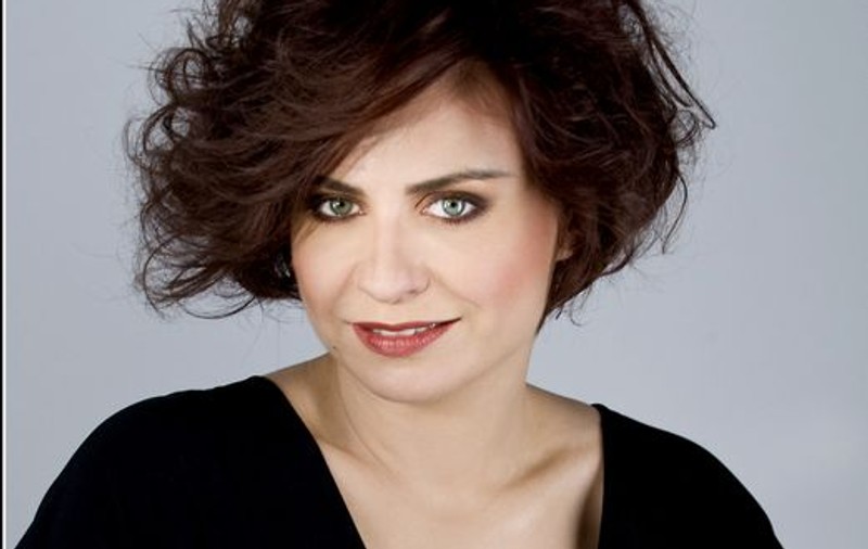 Adina Buzatu te vrea naş cu papion
