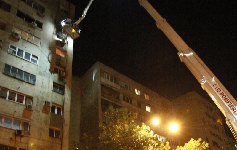 Cinci adulţi şi un copil au fost duşi la spital în urma unui incendiu în Bucureşti