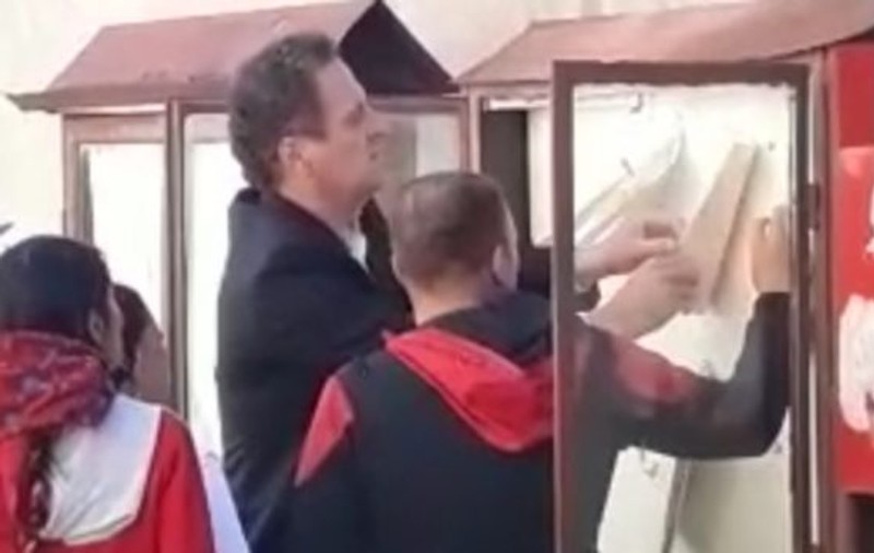 Video. Un primar din Sibiu a fost filmat în timp ce arăta unui grup de alegători cum să voteze