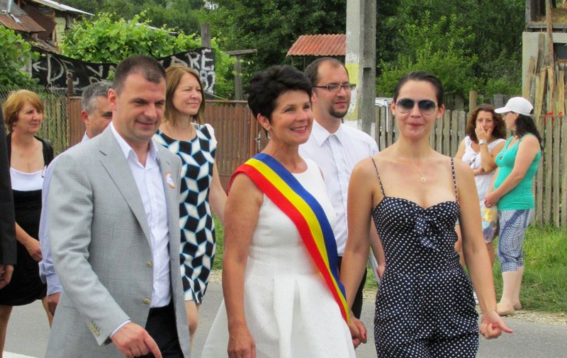 La AŞA SĂRBĂTOARE, aşa PREZENŢĂ! Actriţa MARIA DINULESCU, la ZIUA COMUNEI unde MAMA SA e PRIMĂRIŢĂ! | FOTO