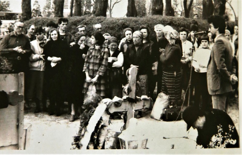 Înmormântarea lui Gheorghe Nechita, pe 26 decembrie 1989, cu mama aplecată peste sicriu