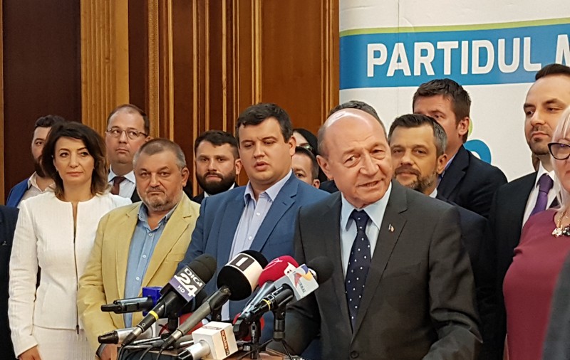 Undă verde pentru traseismul aleşilor locali. Opoziţia spune că măsura avantajează primarii lui Băsescu