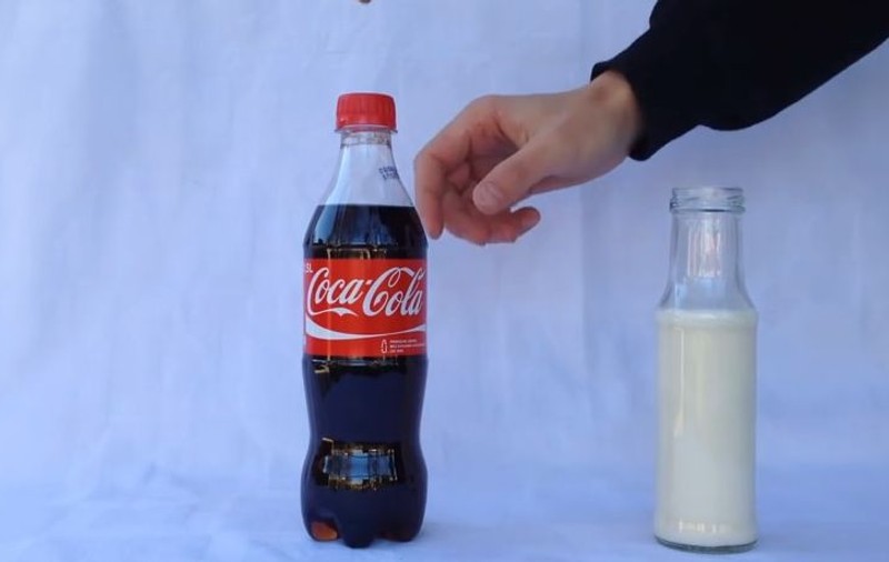 Ce se întâmplă dacă AMESTECI COLA cu LAPTE! La asta nu te-ai fi gândit NICIODATĂ! | VIDEO