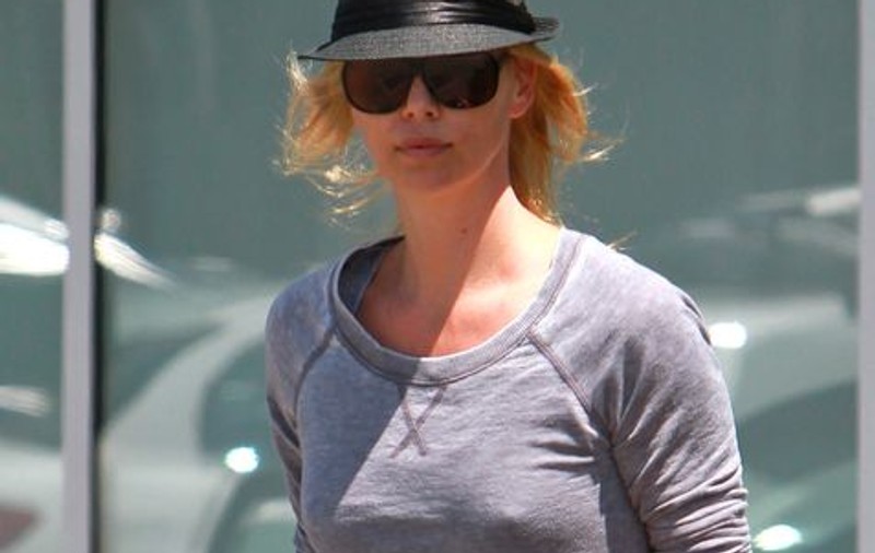 Charlize Theron, cu sfârcurile la vedere