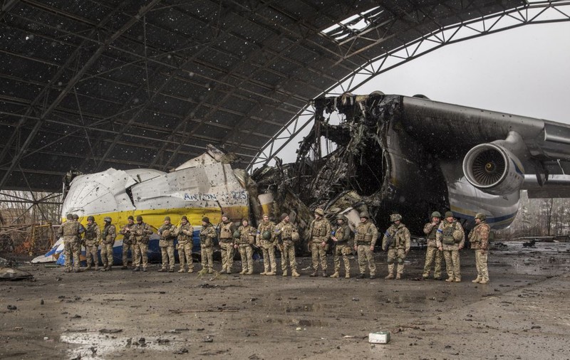 Cum au ajutat americanii Kievul să își protejeze avioanele, sistemele antiaeriene și să doboare un avion rusesc de transport cu sute de soldați la bord