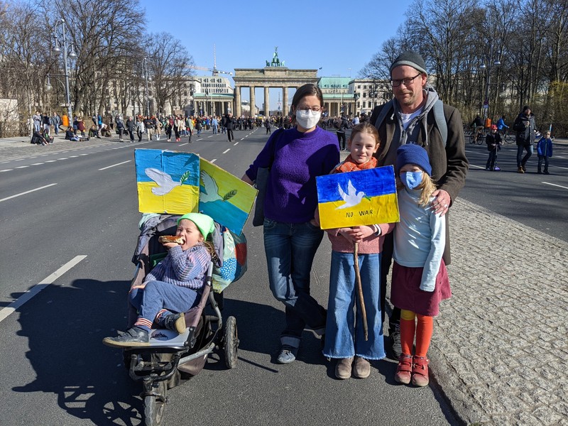 Copiii Toni, Juna și Joss alături de Saskia și Lars&nbsp;