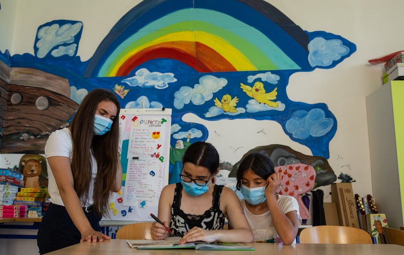 Într-un sat bântuit de sărăcie, un centru de zi le dă o șansă copiilor sărmani. „Nu poţi educa un copil flămând. Îi ungi o felie de pâine cu ceva şi apoi poți să-i umpli şi mintea cu matematică”
