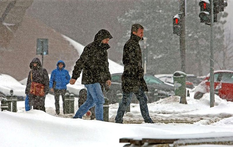 Un nou val de aer polar intră în România. Vremea se va răci și se întorc ninsorile, de joi