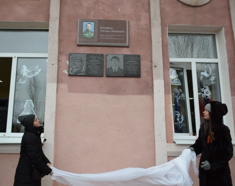 Lecțiile patriotice din Rusia le arată elevilor cum criminalii sunt, de fapt, eroi de război. Un ucigaș recrutat de Wagner are placă memorială pe fațada școlii