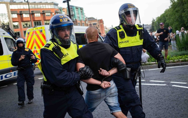 Mărturiile românilor din Anglia, după protestele anti-migranţi: „I-am spus soțului să nu mai vorbească în română”