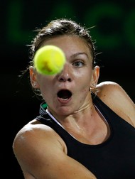 epa04687079 Simona Halep of Romania in action against Flavia Pennetta of Italy during their fourth round match at the Miami Open tennis tournament on Key Biscayne, Miami, Florida, USA, 30 March 2015. EPA/RHONA WISE