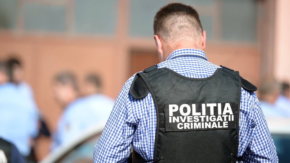 Filtre de amploare în Capitală, după moartea liderului clanului Duduianu. Au fost găsite bâte, săbii și pistoale