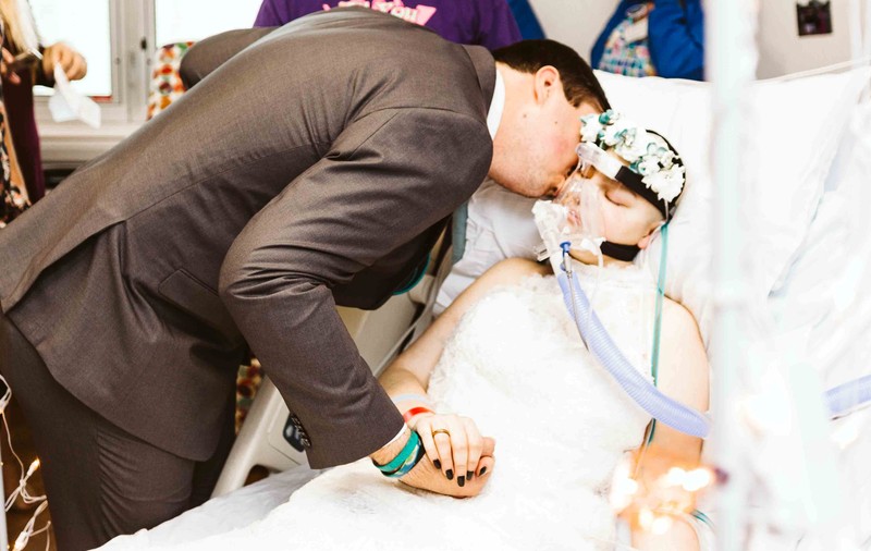 FOTO | O tânăra bolnavă de cancer a avut parte de nunta visurile ei cu trei zile înainte să moară