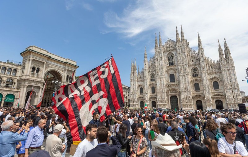 Funeralii grandioase pentru Berlusconi în Milano. Doliu național, aplauze de la mii de oameni, dar și critici de la politicienii stângii