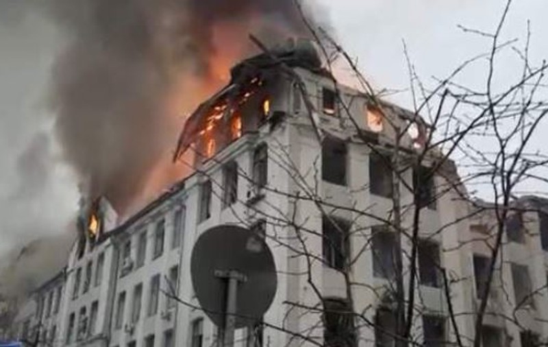 VIDEO | Bătălia pentru Harkov: O clădire guvernamentală, lovită de rachete, acuză Kievul
