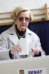 Nina Iliescu a preferat să rămână discretă, evitând pe cât posibil atenția media chiar și în perioada în care a fost Prima Doamnă a României. Foto: Hepta.ro
