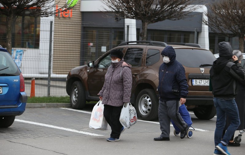 Mega Image preia non-stop comenzile de la persoanele peste 65 de ani, la o linie telefonică specială. Produsele vor fi livrate de voluntarii ONG-urilor