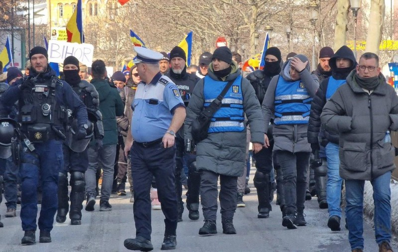 Șeful Brigăzii Rutiere București, în cămașă cu mânecă scurtă la -2 grade, la protestul din Piața Victoriei
