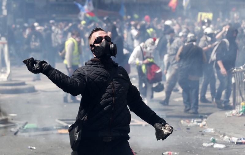 Violențe la mitingul de 1 Mai de la Paris. Poliția a făcut arestări și a lansat gaze lacrimogene (FOTO)
