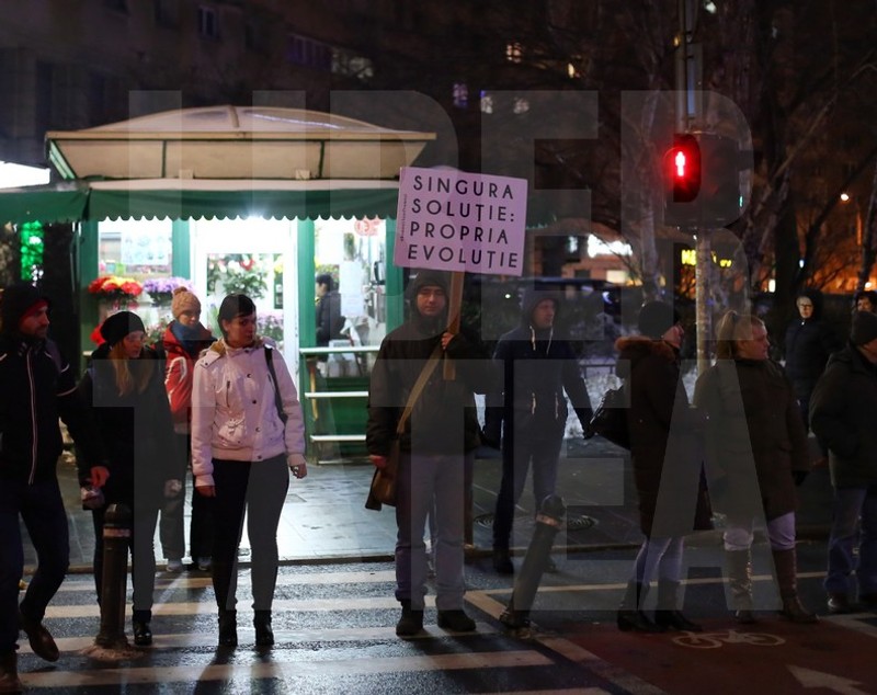 A 15-a zi de proteste în București. Peste 1.000 de persoane s-au adunat în Piața Victoriei și în fața Palatului Cotroceni