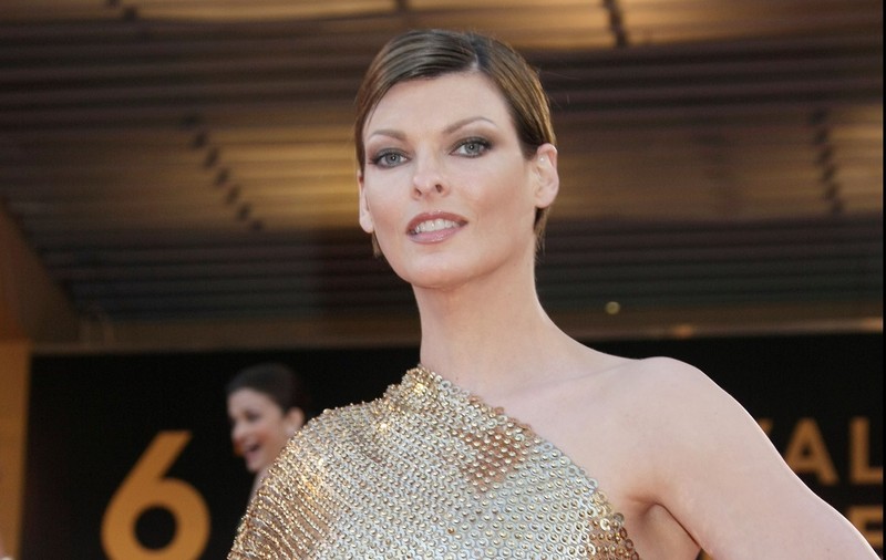 Linda Evangelista a pozat pentru prima oară după ce a fost „deformată permanent” de o procedură estetică