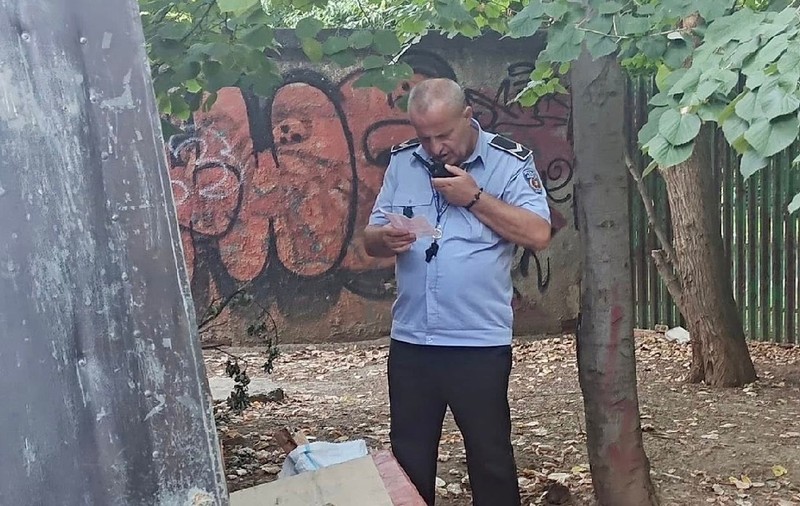 O femeie din București a aruncat un document la gunoi, din greșeală. Polițiștii au amendat-o cu 3.000 de lei