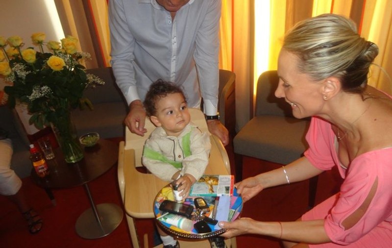 Oana Turcu şi Cristi Brancu i-au tăiat moţul fiului lor la Viena. Uite ce a ales Tudor de pe "tava destinului" | FOTO