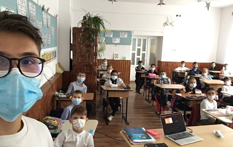 Cum au reușit doi elevi de liceu să strângă 50 de tablete pentru copiii sărmani din satele lor și să le arate cum pot folosi YouTube-ul și Wikipedia pentru școală