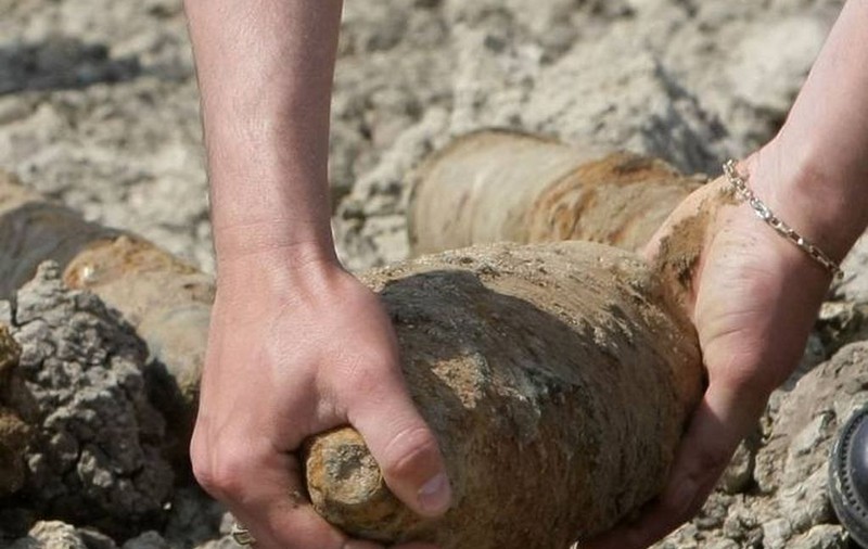 Era cât pe ce să dea un «tun» cu bombe adevărate
