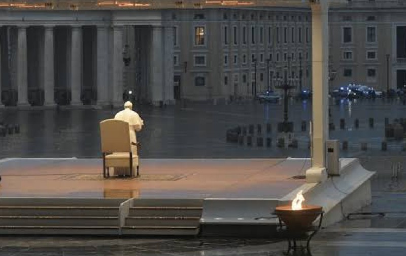 Singur în Piaţa San Pietro, în ploaie: momentul de rugăciune al Papei Francisc care a emoționat o lume întreagă I VIDEO