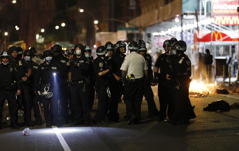 Fiica primarului New York-ului a fost arestată în timpul unui protest. Făcea parte dintr-un grup care arunca în poliţişti cu obiecte