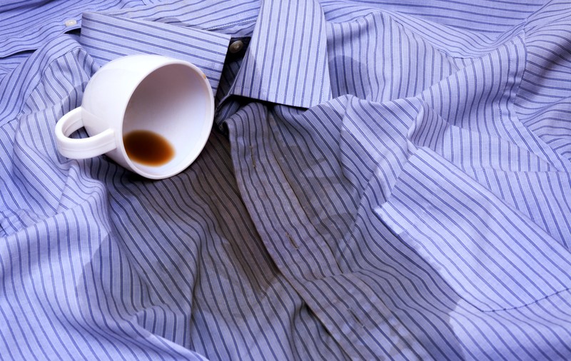 Cum să îndepărtezi petele de cafea de pe haine. Metode ușoare și ieftine