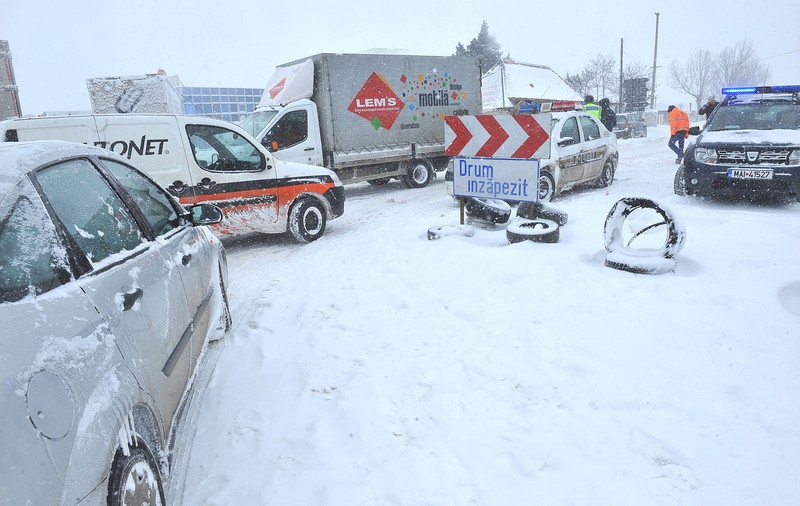Efectele viscolului în țară: Zeci de drumuri închise, oameni blocați în zăpadă și localități fără electricitate
