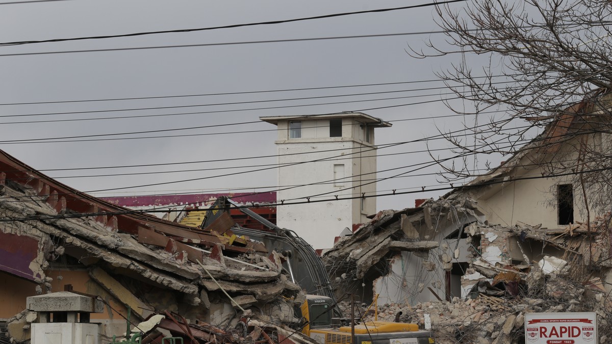 Construcția noului stadion Giulești, îngreunată de amplasament și de faptul că nu se poate lucra la demolare pe timpul nopții!