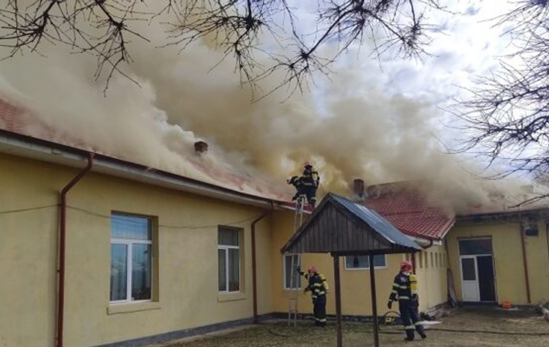 Incendiu la școala din Branişte, județul Olt. Zeci de elevi și profesori s-au evacuat