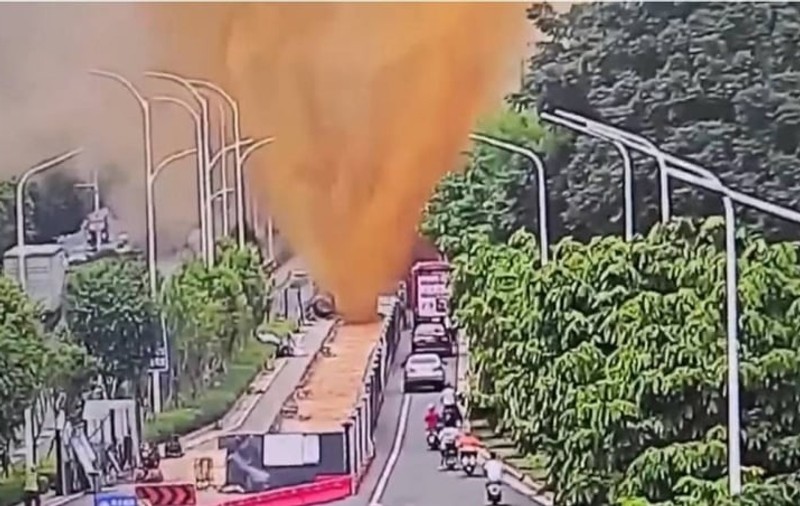 „Se simte duhoarea prin ecran”. Momentul în care o conductă de canalizare explodează, iar suflul răstoarnă un excavator, în China | VIDEO