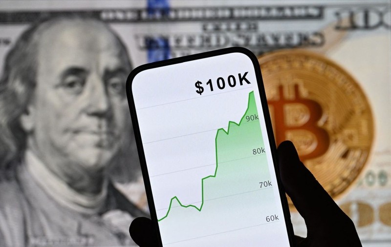 Bitcoin atinge un nou record istoric: criptomoneda a depăşit pragul de 100.000 de dolari