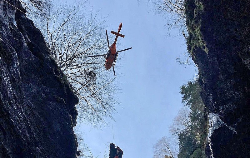 Un turist german a supraviețuit miraculos după ce a căzut într-o prăpastie de 60 de metri